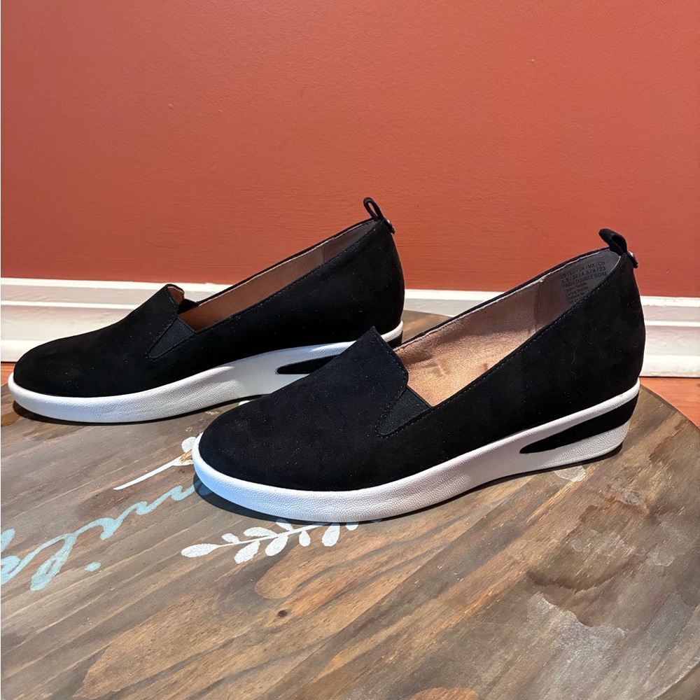 Reaction Kenneth Cole Women’s Black Suede Fabia Double Gore Slip On, Size 6.5 - Picture 6 of 12